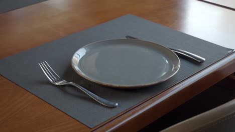 un primer plano de una mesa con un tenedor y un cuchillo