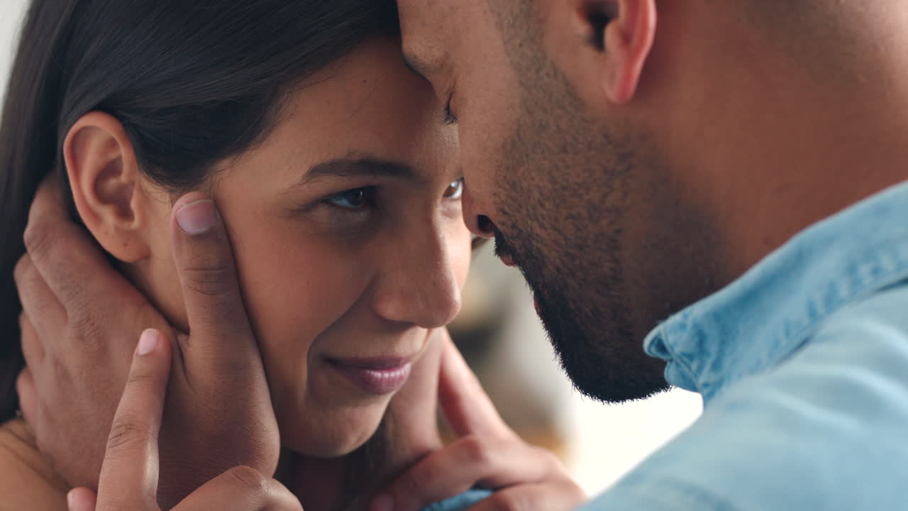 amor, romance y confianza abrazo de la pareja mostrando