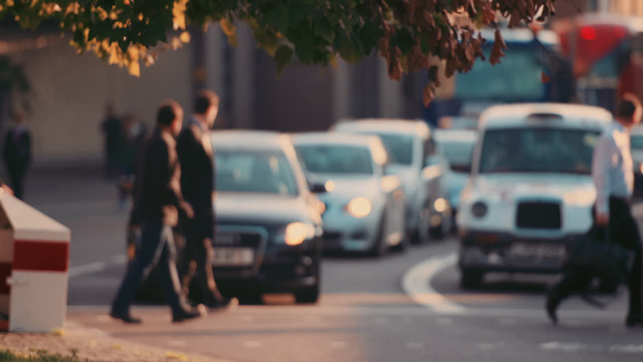 런던 시티 스트리트 슬로우 모션으로 걸어다니는 익명의 사람들