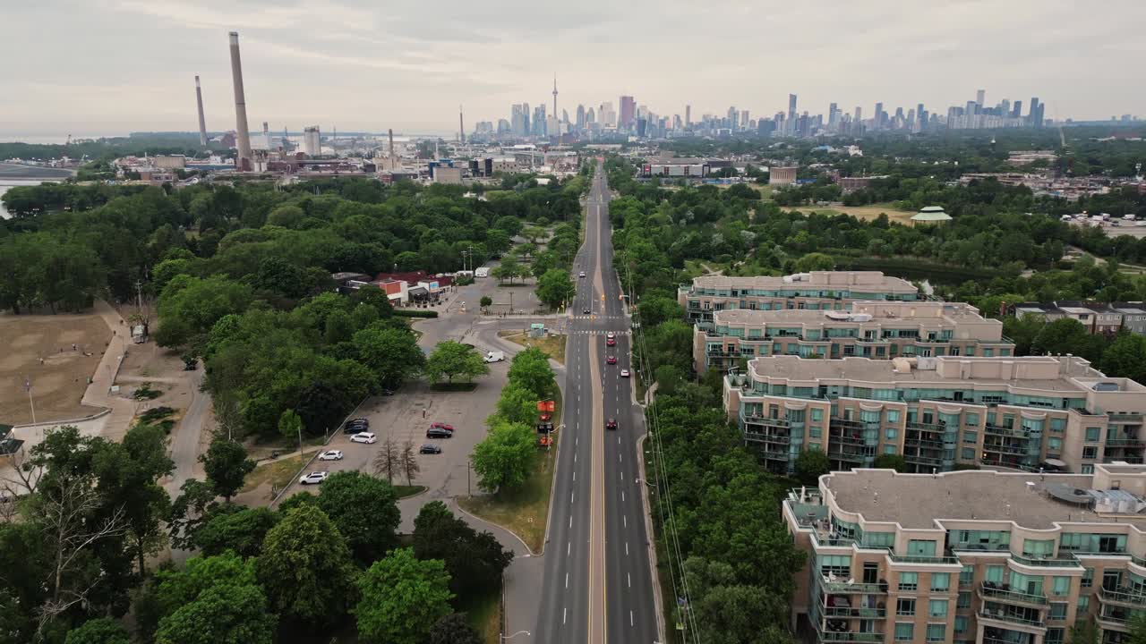 캐나다 온타리오 의 고속도로 로 운전 하는 차량 들