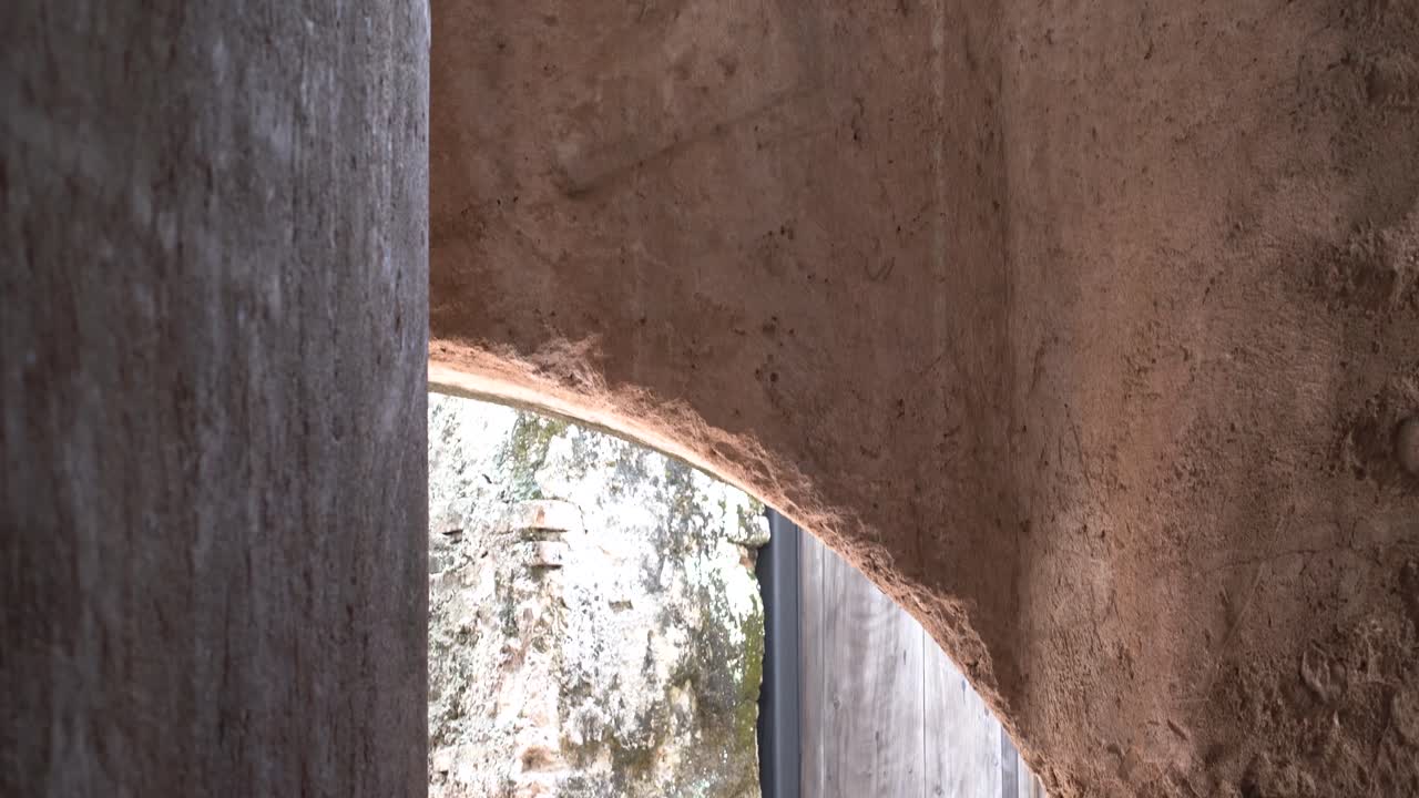 버려진 장소의 총 아래로 기울이기