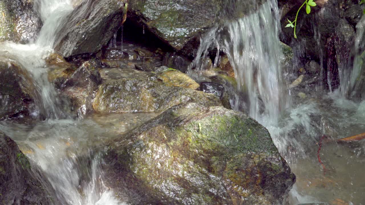 바위 바닥 을 가로질러 흐르는 하천 의 물 의 근접 사진