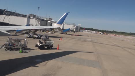 Blick-Aus-Einem-Schmutzigen-Flugzeugfenster