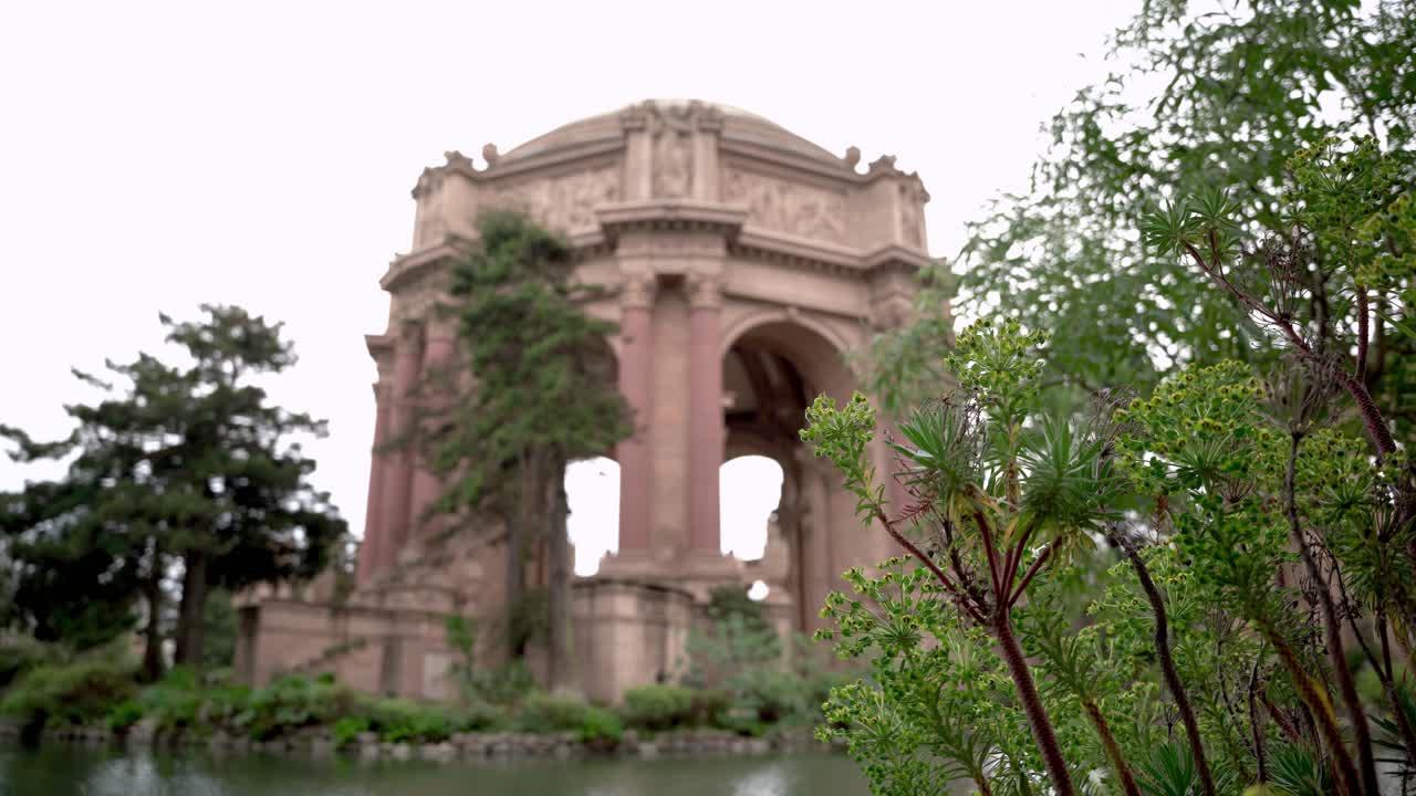 연못 옆 미술관의 경치