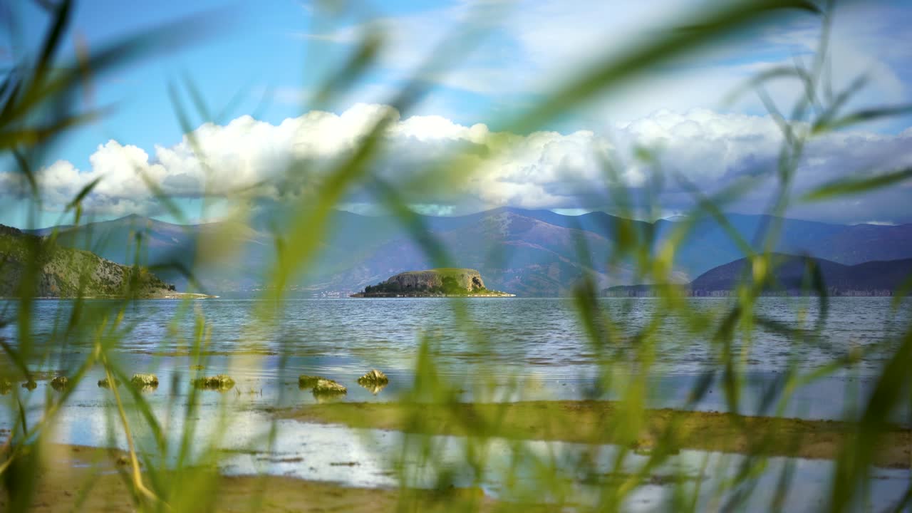 발칸 산맥으로 둘러싸인 작은 섬이 있는 프레스파의 탁 트인 산악 호수
