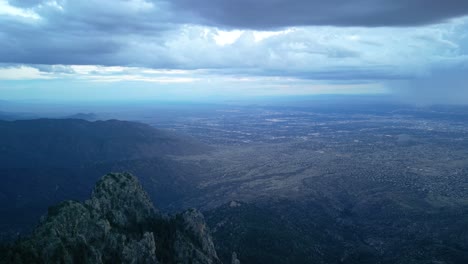 Nublado-Sobre-El-Pico-De-La-Montaña,-El-Campo-Y-La-Ciudad-En-Denver,-Colorado,-Estados-Unidos