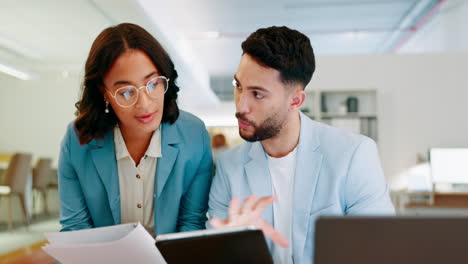 trabajo en equipo, tableta o documentos con un hombre