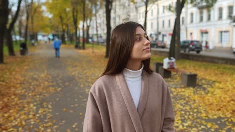 mujer en un parque en otoño