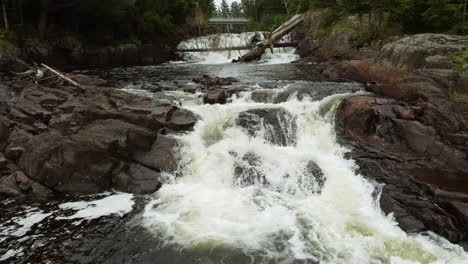 Drone-Volando-A-Baja-Altura-Sobre-La-Cascada-De-Agua-Dulce-En-El-Parque-Algonquin,-Ontario