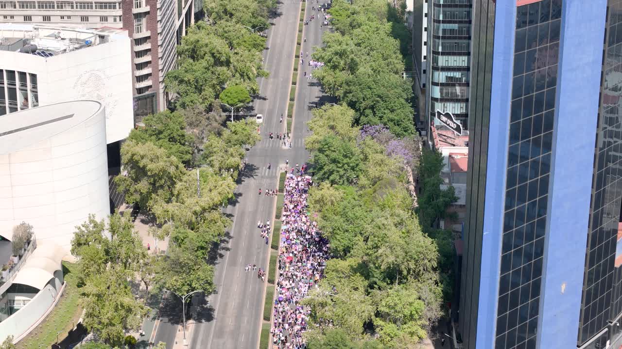 fotografía aérea del día de la manifestación de las mujeres en la ciudad de méxico en la avenida paseo de la reforma