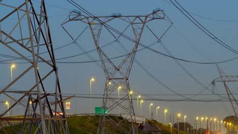 Zeitraffer-Eines-Strommastes-In-Der-Nähe-Der-Autobahn-In-Der-Abenddämmerung-4k