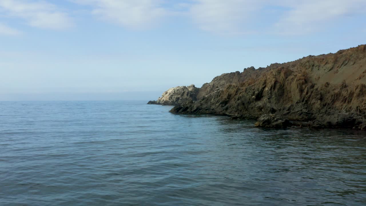 Splendida vista aerea di una spiaggia calma e tranquilla chiamata Puerto Inca, situata in Perù