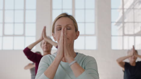 Portrait-Yoga-Klasse,-Schöne-Reife-Frau,-Die-Gesunde-Meditation-Praktiziert,-Gebetshaltung-übt-Und-Das-Körperliche-Fitnesstraining-In-Der-Gruppe-Im-Studio-Genießt