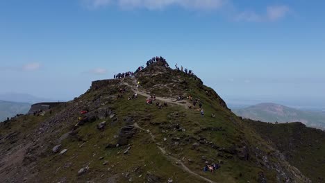 Menschen-Genießen-Die-Aussicht-Vom-Gipfel-Des-Verschneiten-Berges-In-Wales