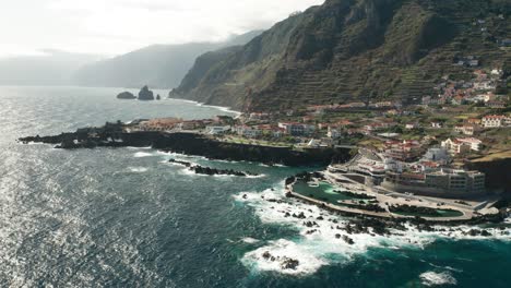 Hermosa-Antena-De-La-Pequeña-Ciudad-Costera-De-Porto-Moniz,-Destino-De-Viaje-De-Madeira