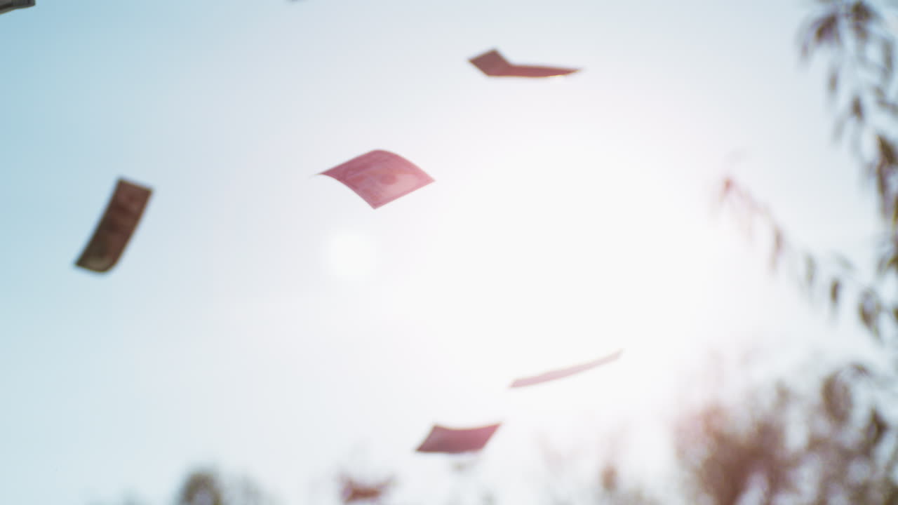 하늘에서 날아다니는 돈