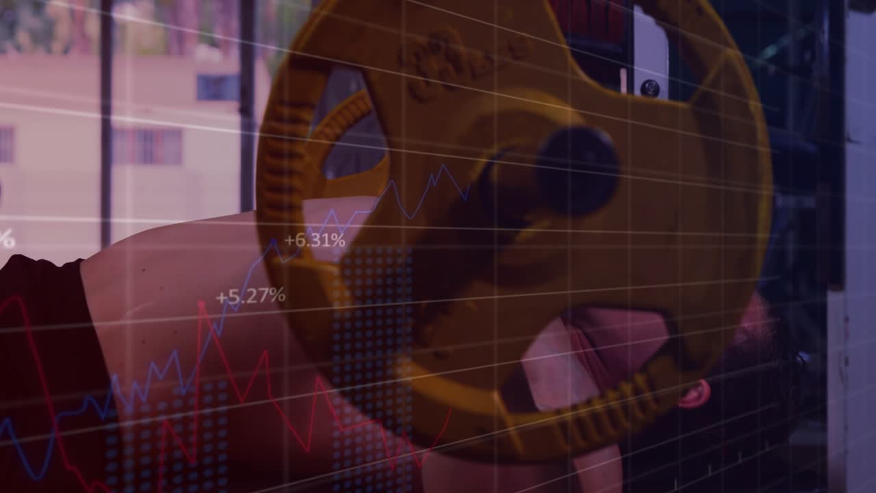 Tirocinante uomo che inizia la distensione su panca afferrando la barra, eseguendo ripetizioni mentre un grafico finanziario ne traccia i progressi