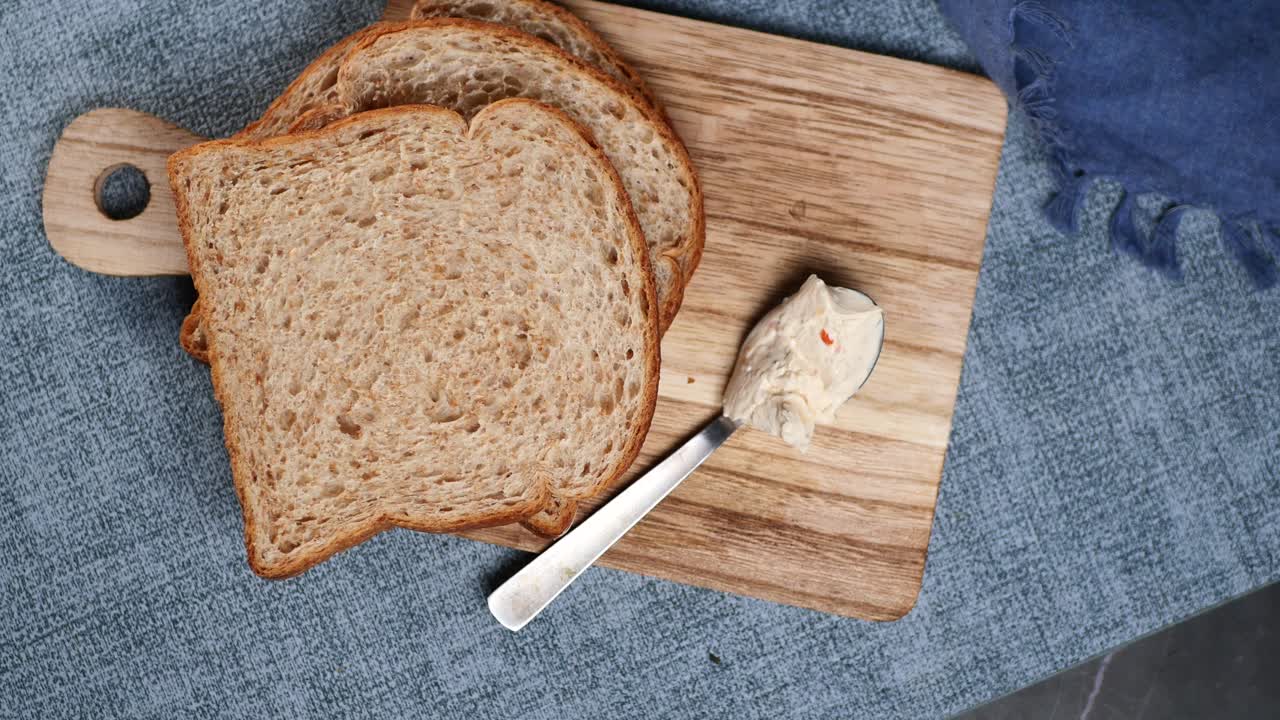 Crema di formaggio a basso contenuto in un contenitore sul tavolo