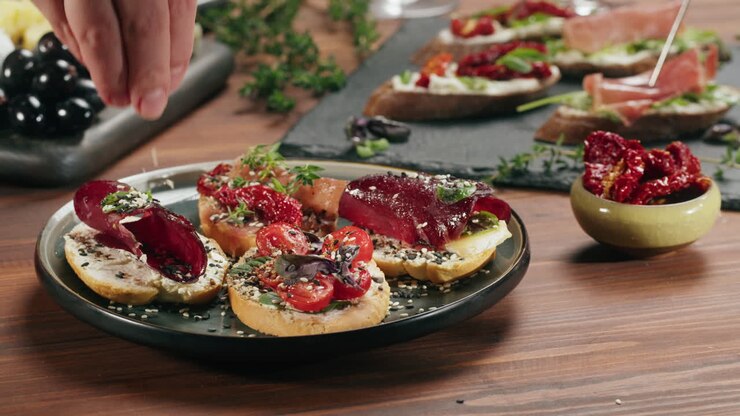 Un assortimento di tartine servite come antipasti