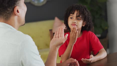 Hombre-Birracial-Feliz-Y-Su-Hijo-Usando-Lenguaje-De-Señas