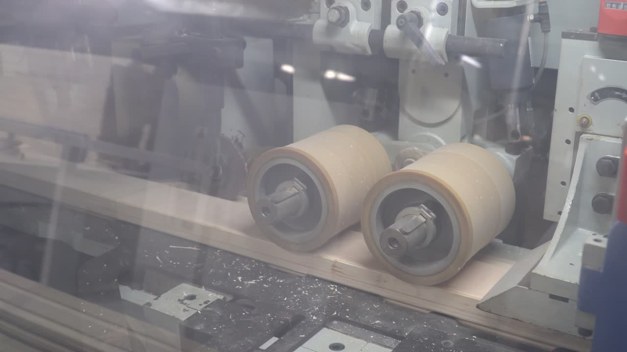 나무 가공 기계 내부 의 근접적 인 모습 으로 나무 의 판 을 는 것