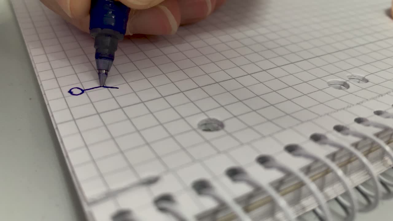 figura de palo pintando en un trozo de papel en un bloc de notas