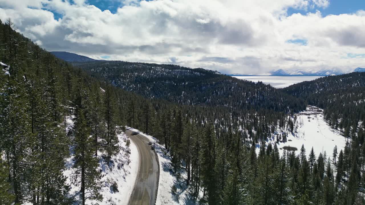 descenso aéreo de la carretera de montaña en invierno, lago tahoe, california