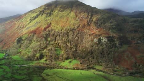 Impresionantes-Paisajes-De-Montaña-En-El-Parque-Nacional-De-Snowdonia,-Gales---Antena