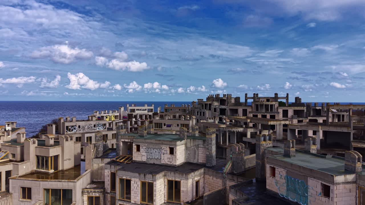 Um complexo litorâneo abandonado revela a beleza da natureza retomando o que antes era uma comunidade movimentada