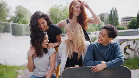 Porträt-Von-Freundinnen-Mit-Skateboards,-Die-Im-Städtischen-Skatepark-Stehen