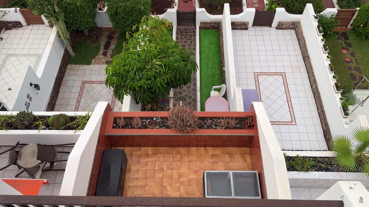 balcón con vista al mar en tenerife islas canarias, vibraciones tropicales con palmeras