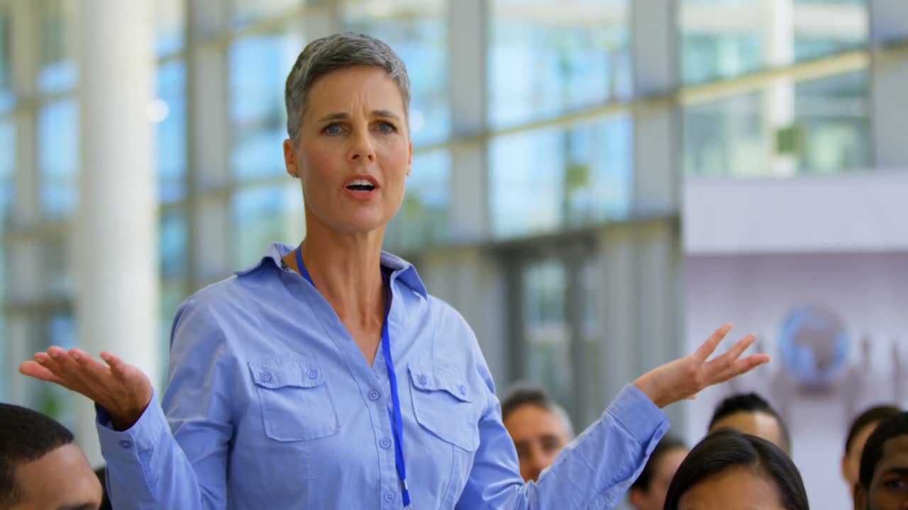 mujer de negocios interactuando con el orador en el seminario de negocios 4k