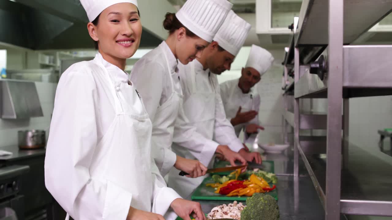 equipo de chefs cortando verduras