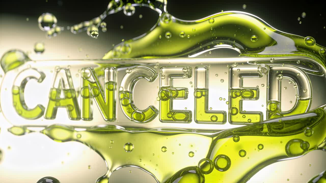 Вертикальное видео: Стеклянный брусок с тиснением "CANCELED" реагирует на начальную зеленую волну, бусины движутся для создания дизайна.