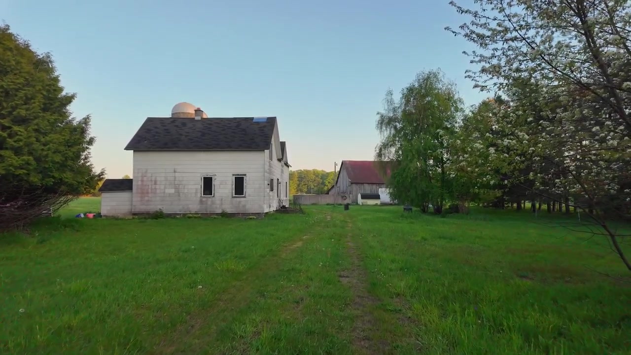 Tåge ruller ind over et gammelt bondehus og lade i Leelanau County, Michigan, USA.