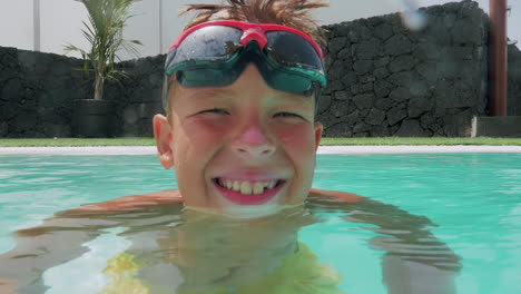 niño relajándose y disfrutando del agua