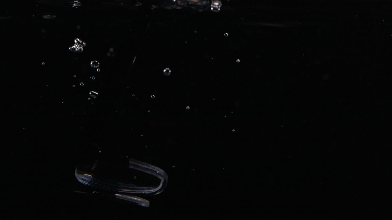 슬로우 모션 안경 은 떨어졌을 때 물 에서 회전 한다