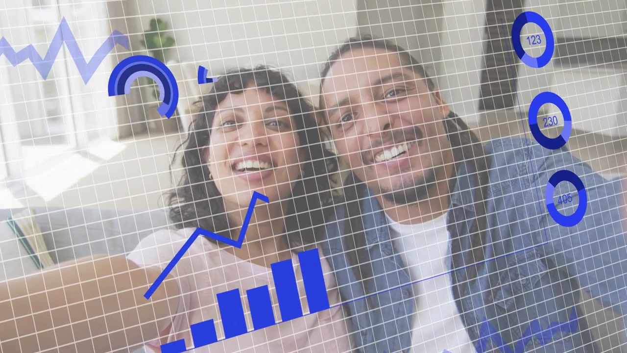 Pareja sosteniendo un smartphone, compartiendo una selfie y activando infografías de realidad aumentada (RA) HUD que crecen sobre los rostros.