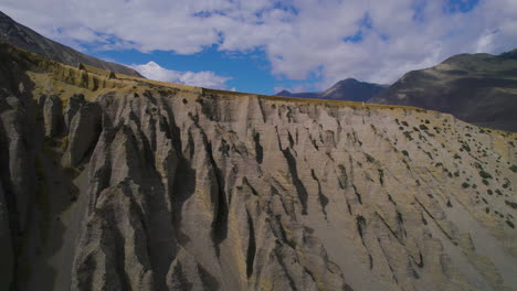 Disparo-De-Drones-Para-Colinas-Del-Desierto-En-Mustang-Nepal-Bajo-El-Cielo-Azul-Nublado