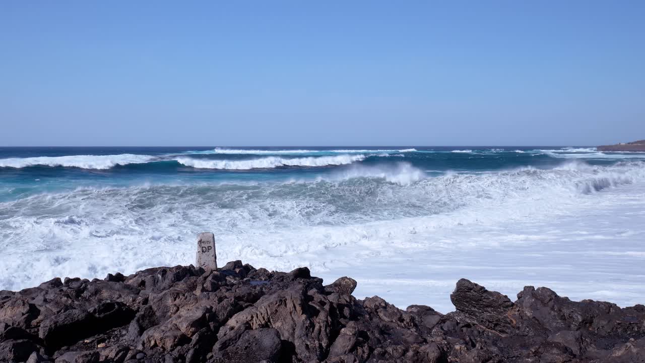 강력한 파도가 있는 바위가 있는 해안선