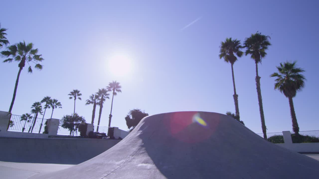 un ciclista de bmx salta en un skatepark