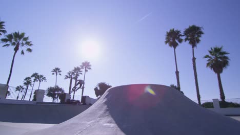un ciclista de bmx salta en un skatepark