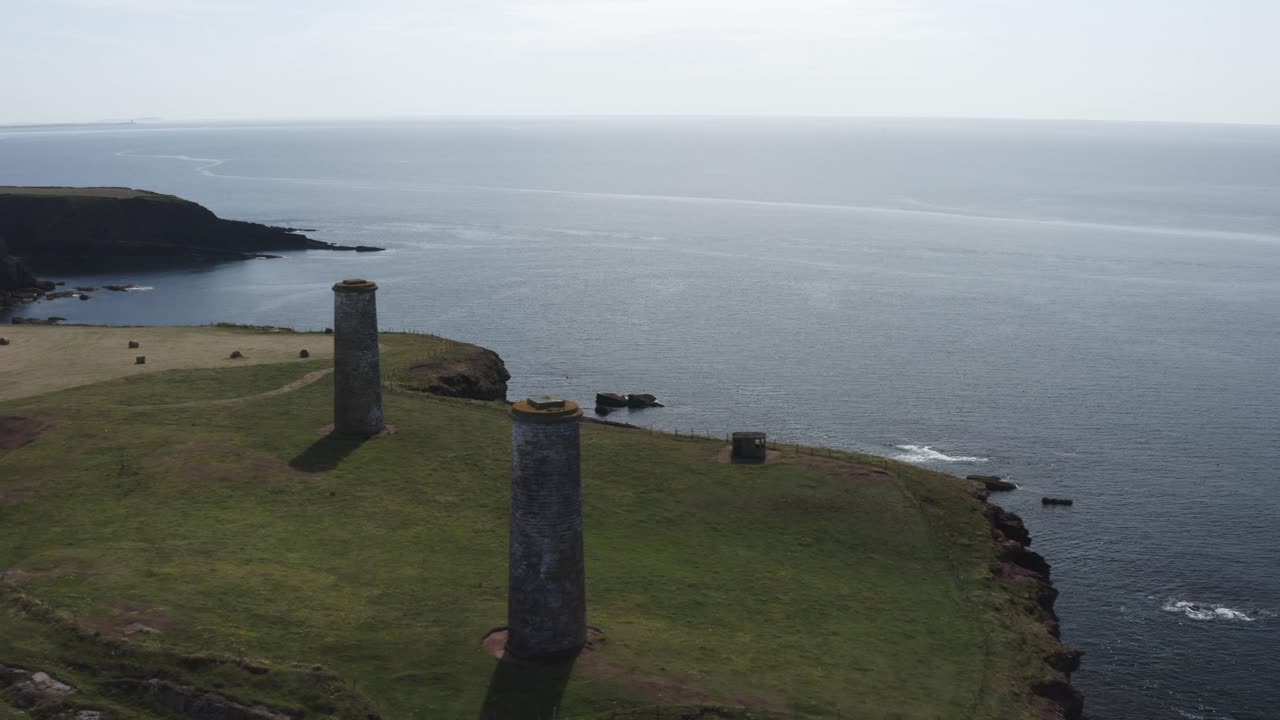 antena matutina en las torres de marcadores náuticos de la cima del acantilado y el horizonte oceánico