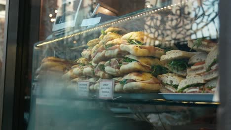 exhibición en la ventana veneciana de sándwiches típicos variados