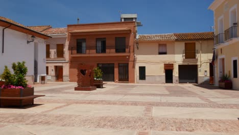 Toma-Panorámica-Desde-El-Ayuntamiento-Hasta-La-Iglesia-De-San-Agosto-En-Mascarell,-España