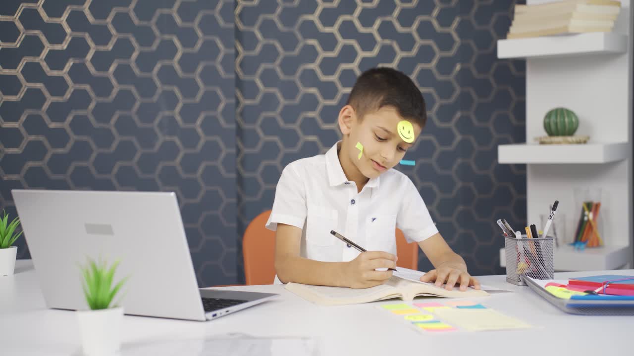 un chico loco y gracioso.