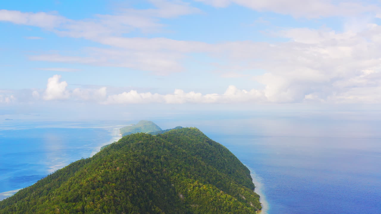 인도네시아 에는 많은 아름다운 섬 들 이 있다