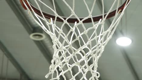 En-El-Entrenamiento-De-Baloncesto,-La-Pelota-Se-Lanza-A-La-Canasta.