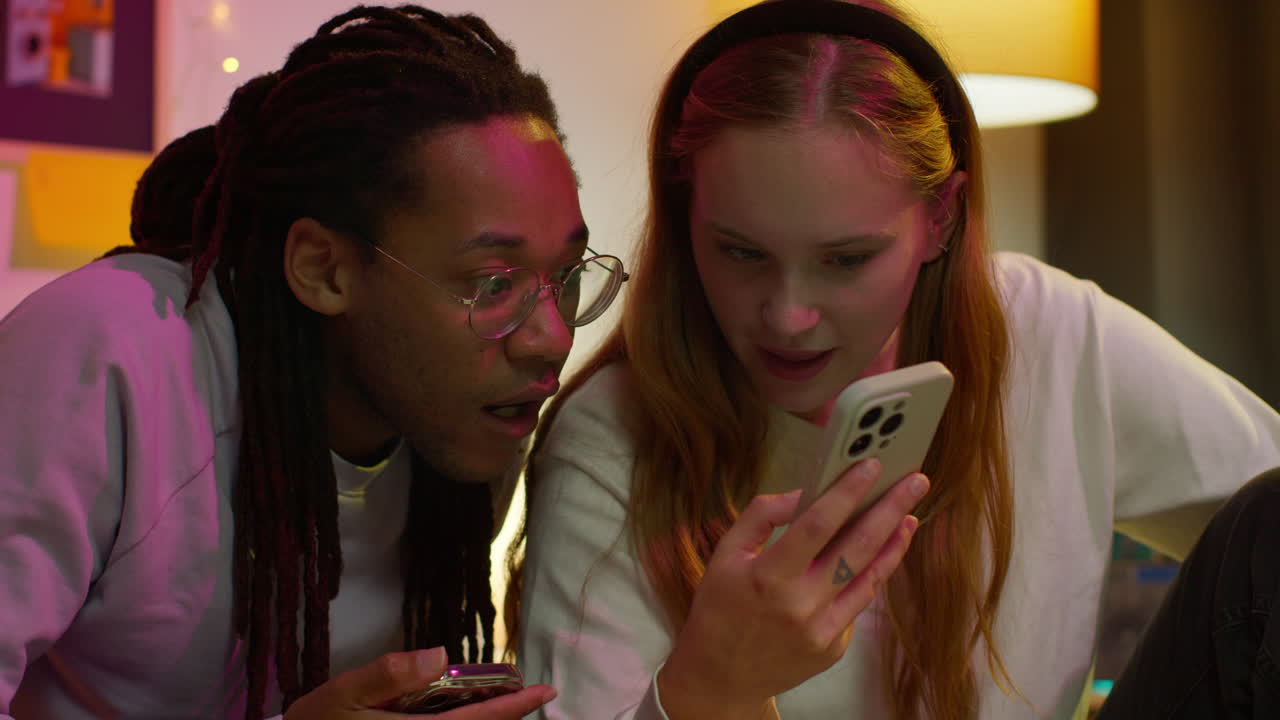 pareja mirando el teléfono juntos