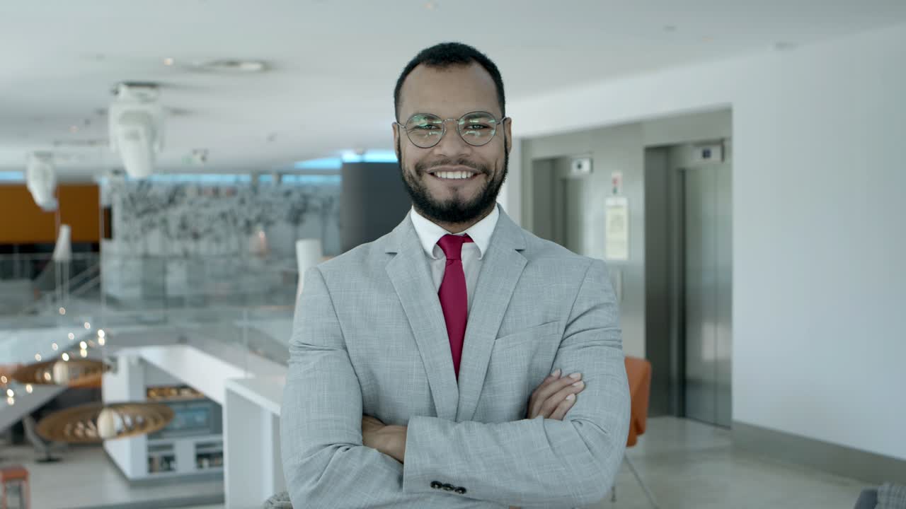 Alegre joven empresario